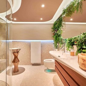 Modernes Badezimmer mit Naturmaterialien, Holzwaschbecken und vertikaler Pflanzenwand.