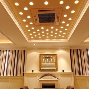 Modernes Esszimmer mit Holz­tisch, LED-Deckenbeleuchtung und stilvollen Wandpaneelen.